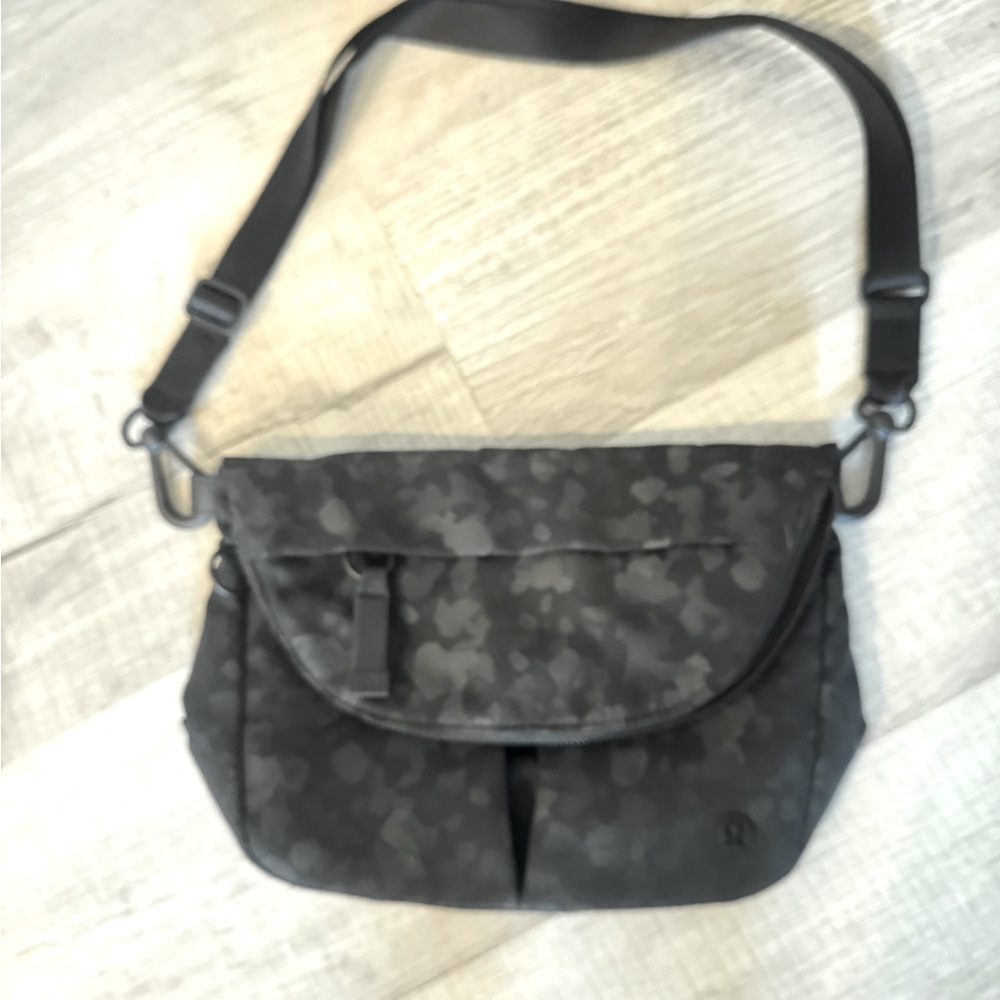 Lululemon Crossbody camo bag EUC